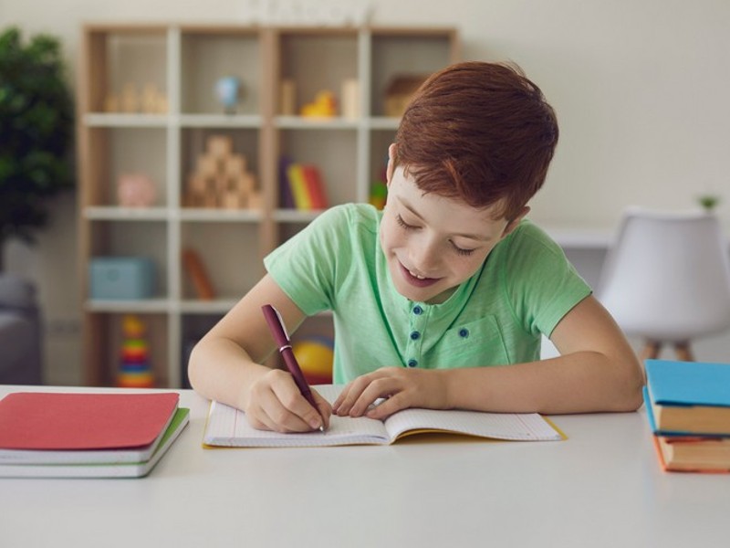 Otroška delovna miza za otrokovo sobo