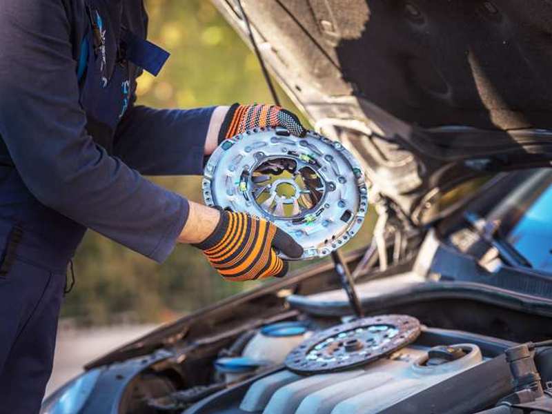 sklopka za avto omogoča menjavanje prestav in ustavljanje brez zastoja motorja